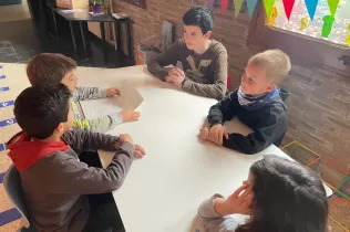 Alumnes de 2n de primària i de 4t ESO-TQE fent treball col·laboratiu per digital·litzar els contes que prèviament havien escrit els més petits.