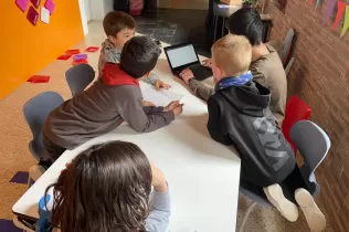 Alumnes de 2n de primària i de 4t ESO-TQE fent treball col·laboratiu per digital·litzar els contes que prèviament havien escrit els més petits.