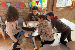 Alumnes de 2n de primària i de 4t ESO-TQE fent treball col·laboratiu per digital·litzar els contes que prèviament havien escrit els més petits.