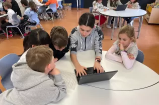 Alumnes de 2n de primària i de 4t ESO-TQE fent treball col·laboratiu per digital·litzar els contes que prèviament havien escrit els més petits.