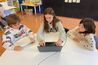 Alumnes de 2n de primària i de 4t ESO-TQE fent treball col·laboratiu per digital·litzar els contes que prèviament havien escrit els més petits.