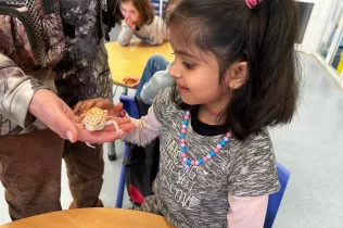 Una alumna de primer de Primària de Jesuïtes Casp descobrint un llangardaix