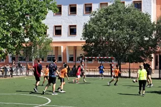 Partit de futbol d'educadores i educadors contra alumnes en l'últim dia del curs 2022-23