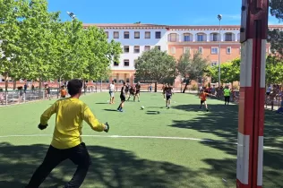 Partit de futbol d'educadores i educadors contra alumnes en l'últim dia del curs 2022-23