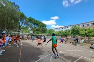 Partit de voleibol d'educadores i educadors contra alumnes en l'últim dia del curs 2022-23