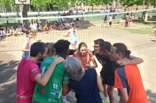 Educadors de l'escola en el partit de voleibol d'educadores i educadors contra alumnes en l'últim dia del curs 2022-23