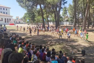 Alumnes de la PIN mostrant una coreografia de ball treballada per a l'últim dia de curs 2022-23