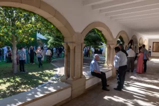 Famílies al claustre del Claver esperant per la celebració de les Orles de 2n de Batxillerat del curs 2022-23