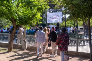 Famílies arribant al pati de l'escola per la celebració de les Orles de 2n de Batxillerat del curs 2022-23