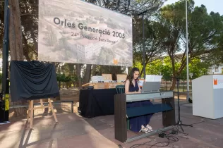 Moment musical de l'alumna Maria Llobera en la celebració de les Orles de 2n de Batxillerat del curs 2022-23