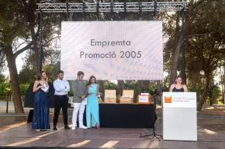 Presentació del símbol d'empremta que ha deixat l'alumnat a l'escola en la seva graduació de 2n de Batxillerat del curs 2022-23