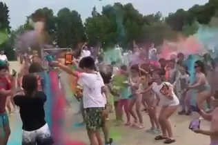 Holi party a la Festa Claver organitzada per l'AMPA en celebració del final del curs 2022-23