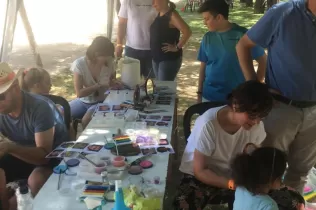 Pintacares de l'Escola de Pares i Mares a la Festa Claver organitzada per l'AMPA en celebració del final del curs 2022-23