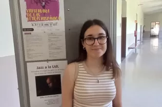 Irene Cirera a l'entrega del 1r Premi del VIII certamen del Concurso de Relatos Cortos organitzat per la Facultat de Filologia Clàssica, Francesa i Hispànica de la UdL