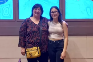 Irene Cirera amb la seva professora Ana Labat a l'entrega de premis del VIII certamen del Concurso de Relatos Cortos organitzat per la Facultat de Filologia Clàssica, Francesa i Hispànica de la UdL