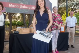 Maria Llobera recollint la seva orla a la celebració de graduació de 2n de Batxilerat