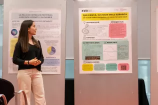 L’alumna de 2n de Batxillerat Maria Llobera Miquel defensant el seu treball "Qui canta els seus mals espanta" en els Premis de Recerca Biomèdica de Barcelona de la Universitat Pompeu Fabra