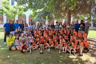 Campions Copa Segrià dels diferents esports i categories, presentant els seus trofeus a la directora de l'escola