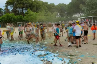 Festa de l'escuma a la Festa Claver organitzada per l'AMPA en celebració del final del curs 2022-23