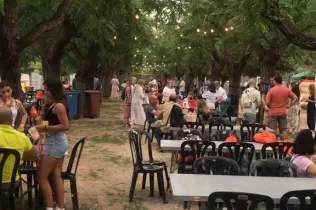 Zona de food trucks a la Festa Claver organitzada per l'AMPA en celebració del final del curs 2022-23