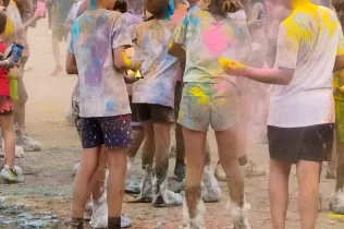 Holi party a la Festa Claver organitzada per l'AMPA en celebració del final del curs 2022-23