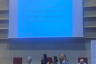 L'alumna Elena Mora amb els estudiants guanyadors de les Olímpiades de la Universitat de Lleida
