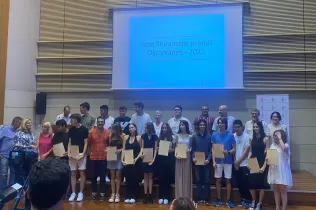 L'alumna Elena Mora amb els estudiants guanyadors de les Olímpiades de la Universitat de Lleida