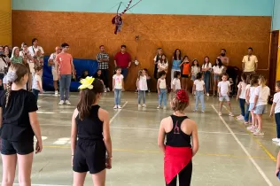 Alumnes de l'activitat paraescolar de ball de MENOF de Jesuïtes Lleida fent la seva exhibició el dia de la festa de cloenda 2022-23