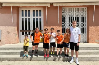 Alumnes de l'activitat paraescolar de bàsquet de MENOF de Jesuïtes Lleida amb el seu entrenador el dia de la festa de cloenda del curs 2022-23