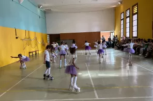 Alumnes de l'activitat paraescolar de patinatge de MENOF de Jesuïtes Lleida fent la seva exhibició el dia de la festa de cloenda 2023