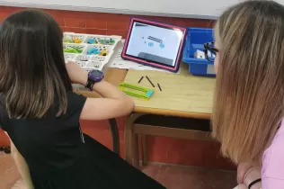 Alumna de l'activitat paraescolar de robòtica de MENOF de Jesuïtes Lleida fent activitats amb la seva mare el dia de la festa de cloenda 2023
