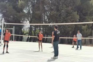 Alumnes de l'activitat paraescolar de voleibol de MENOF de Jesuïtes Lleida jugant un partit amb les seves famílies el dia de la festa de cloenda 2023