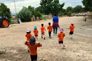 Alumnes de P3 passejant per la finca de la Granja Pifarré de l'Horta de Lleida