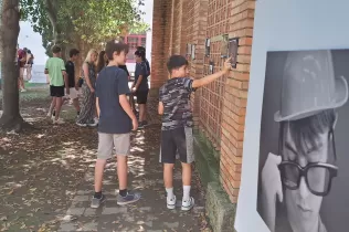 Alumnes a la mostra per a les famílies del producte final del CREA de 1r i 2n ESO-NEI