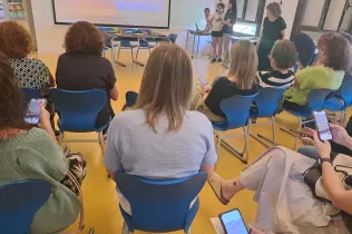 Alumnes a la mostra per a les famílies del producte final del CREA de 1r i 2n ESO-NEI