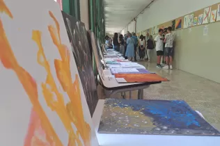 Alumnes a la mostra per a les famílies del producte final del CREA de 1r i 2n ESO-NEI