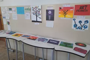 Alumnes a la mostra per a les famílies del producte final del CREA de 1r i 2n ESO-NEI