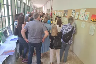 Alumnes a la mostra per a les famílies del producte final del CREA de 1r i 2n ESO-NEI