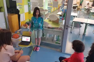 Alumna de 5è de primària presentant als seu grup de treball la recerca feta sobre la sang en el projecte Ho Portem a la Sang