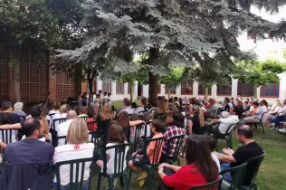 Celebració de l'Esperit amb les famílies i l'alumnat de 4t PIN que fa la catequesi de preparació de la Primera Comunió