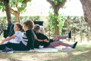 Alumnes de 4t PIN que fan la catequesi de preparació de la Primera Comunió en l'experiència de compartir activitats amb gent de la gran edat del Centre Geriàtric Lleida