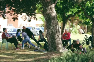 Alumnes de 4t PIN que fan la catequesi de preparació de la Primera Comunió en l'experiència de compartir activitats amb gent de la gran edat del Centre Geriàtric Lleida