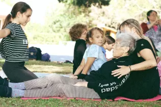 Alumnes de 4t PIN que fan la catequesi de preparació de la Primera Comunió en l'experiència de compartir activitats amb gent de la gran edat del Centre Geriàtric Lleida