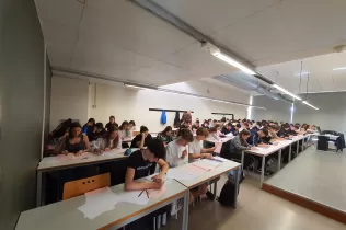 Alumnes realitzant les proves Cangur de matemàtiques del curs 2022-23 a la UdL