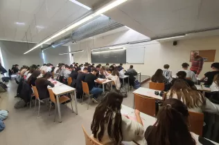 Alumnes realitzant les proves Cangur de matemàtiques del curs 2022-23 a la UdL