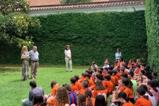 Entrega de diplomes de les proves Cangur de matemàtiques del curs 2022-23 a l'alumnat de la NEI-Primària, al claustre de recepció de l'escola