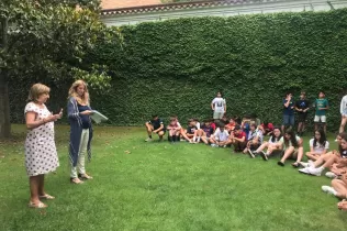 Entrega de diplomes de les proves Cangur de matemàtiques del curs 2022-23 a l'alumnat de la NEI-Primària, al claustre de recepció de l'escola