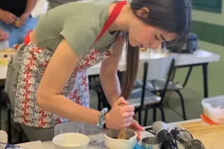 Alumna de 3r ESO-TQE preparant els plats durant el concurs Masterchef, producte final del projecte educatiu "Oído Cocina"