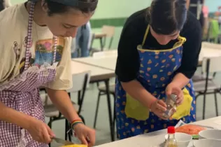 Alumnes de 3r ESO-TQE preparant els plats durant el concurs Masterchef, producte final del projecte educatiu "Oído Cocina"