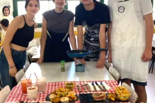 Alumnes de 3r ESO-TQE presentant el seu menú en el concurs Masterchef, producte final del projecte educatiu "Oído Cocina"